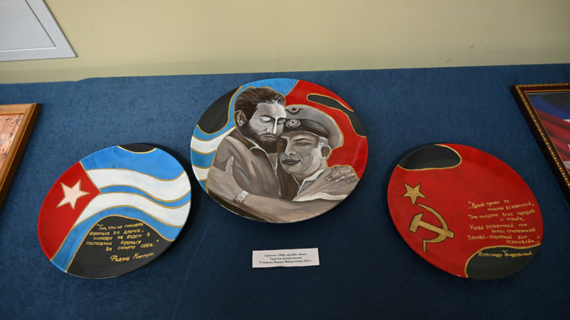Тарелочки с рисунками Кастро и Гагарина, а также флагами СССР и Кубы