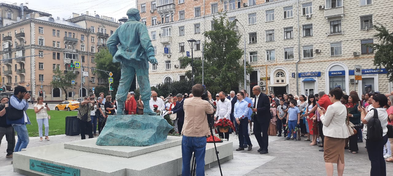 У памятника Фиделю Кастро на площади его имени в Москве