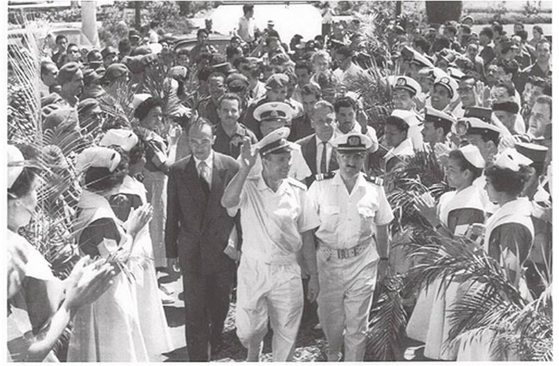 Юрия Гагарина тепло приветствуют кубинцы в Гаване. Фото: В.Соболев, из альбома «Непобедимые».
