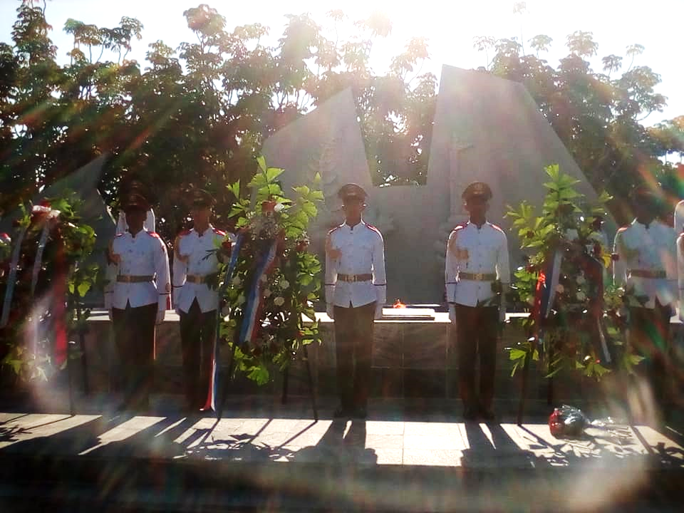 Почетный караул кубинских военнослужащих у мемориала