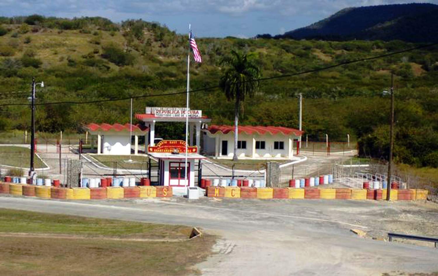Вход пограничный КПП на территорию военно-морской базы США Гуантанамо со стороны Республики Куба.