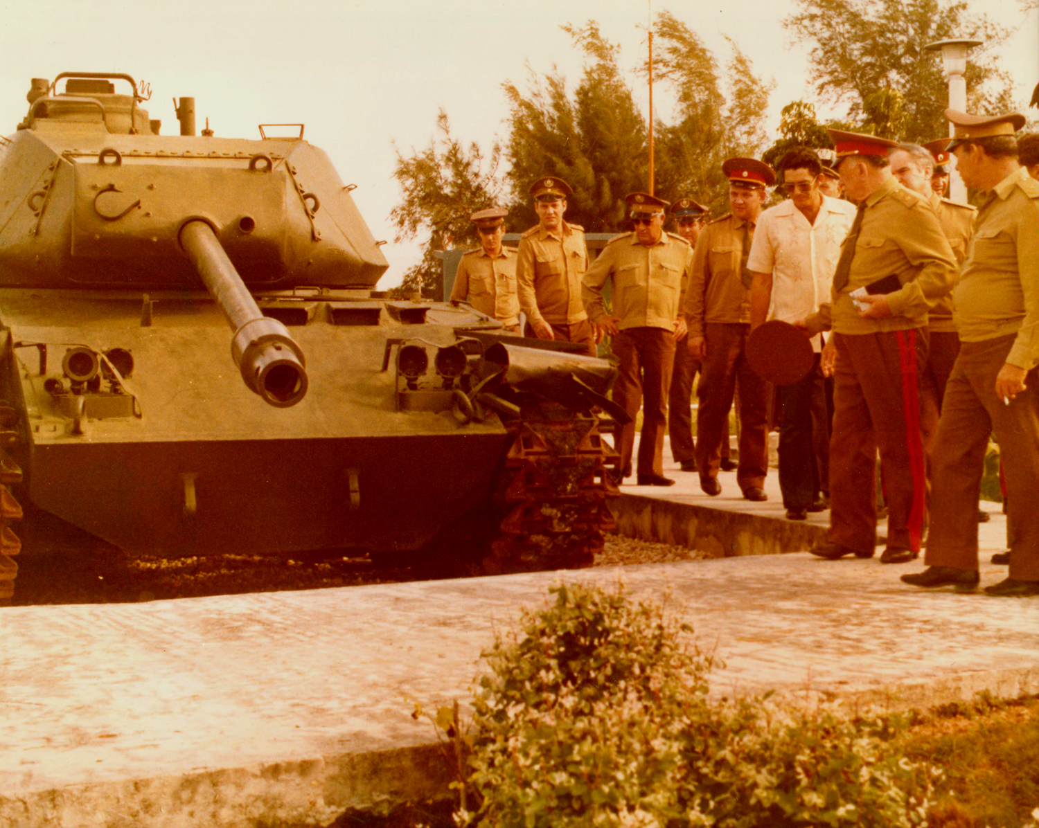 Фото 11. В музее на Плайя-Хирон у подбитого танка контрреволюционных наёмников.