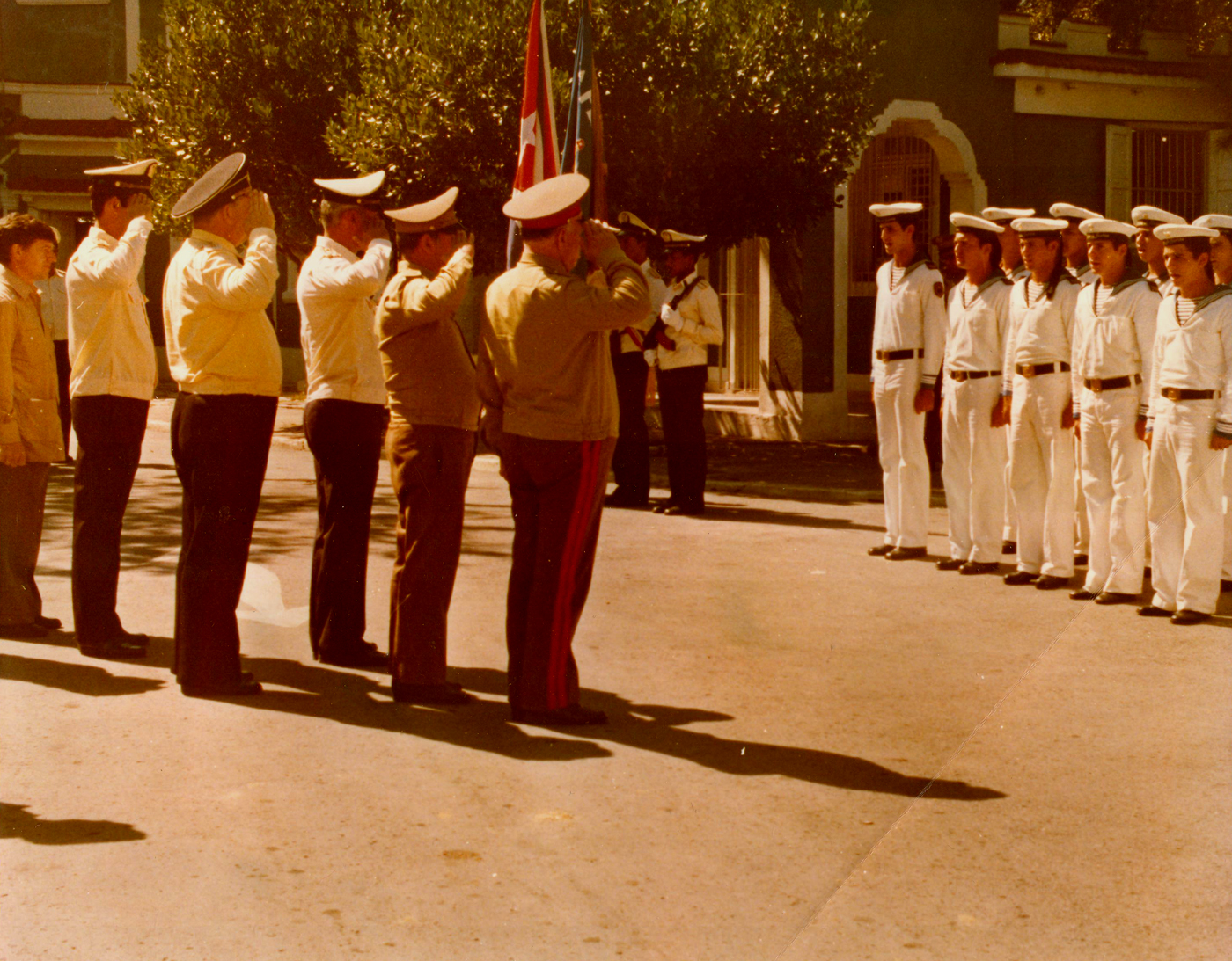 Фото 15. Генерал армии А.А. Епишев приветствует  кубинских военных моряков.