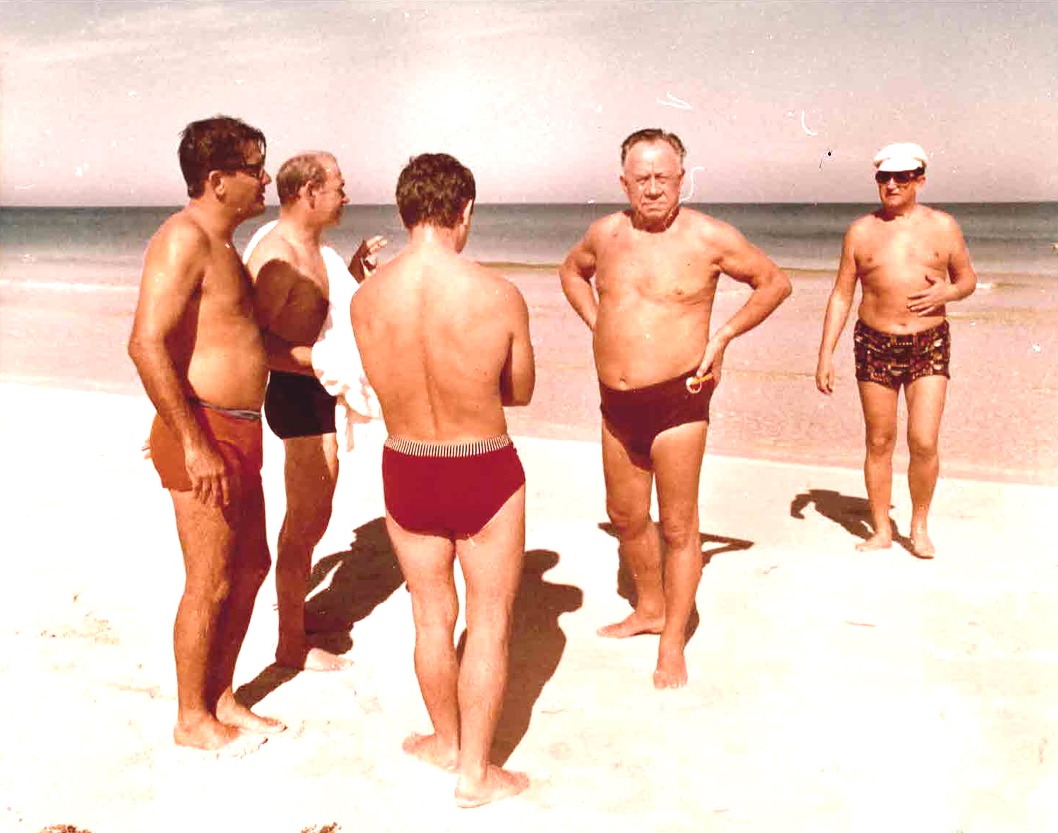 Фото 20. На пляже Варадеро. Как предупреждал Рауль Кастро, за спиной у А.А. Епишева всего в 80 милях полуостров Флорида, США.