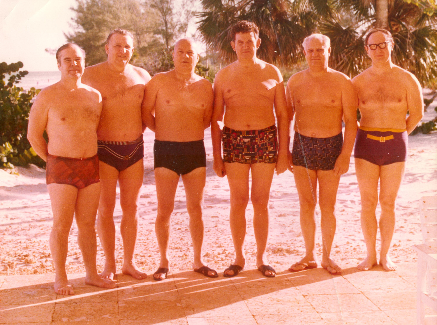 Фото 21.Советская военная делегация в «пляжном наряде», курорт Варадеро.