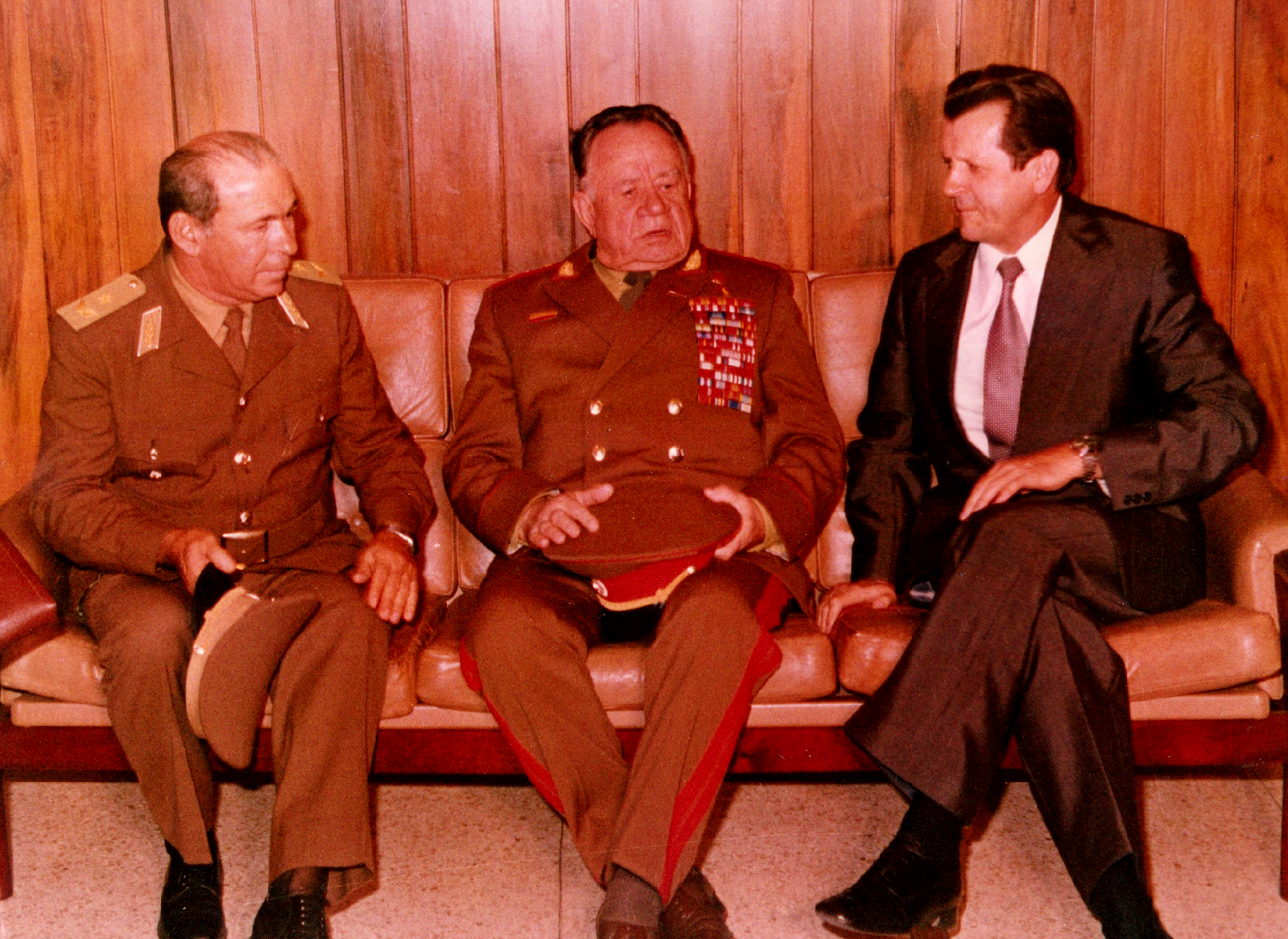 Фото 25. Слева направо: бригадный генерал Сиксто Батиста Сантана, генерал Армии А.А. Епишев и В.И. Воротников