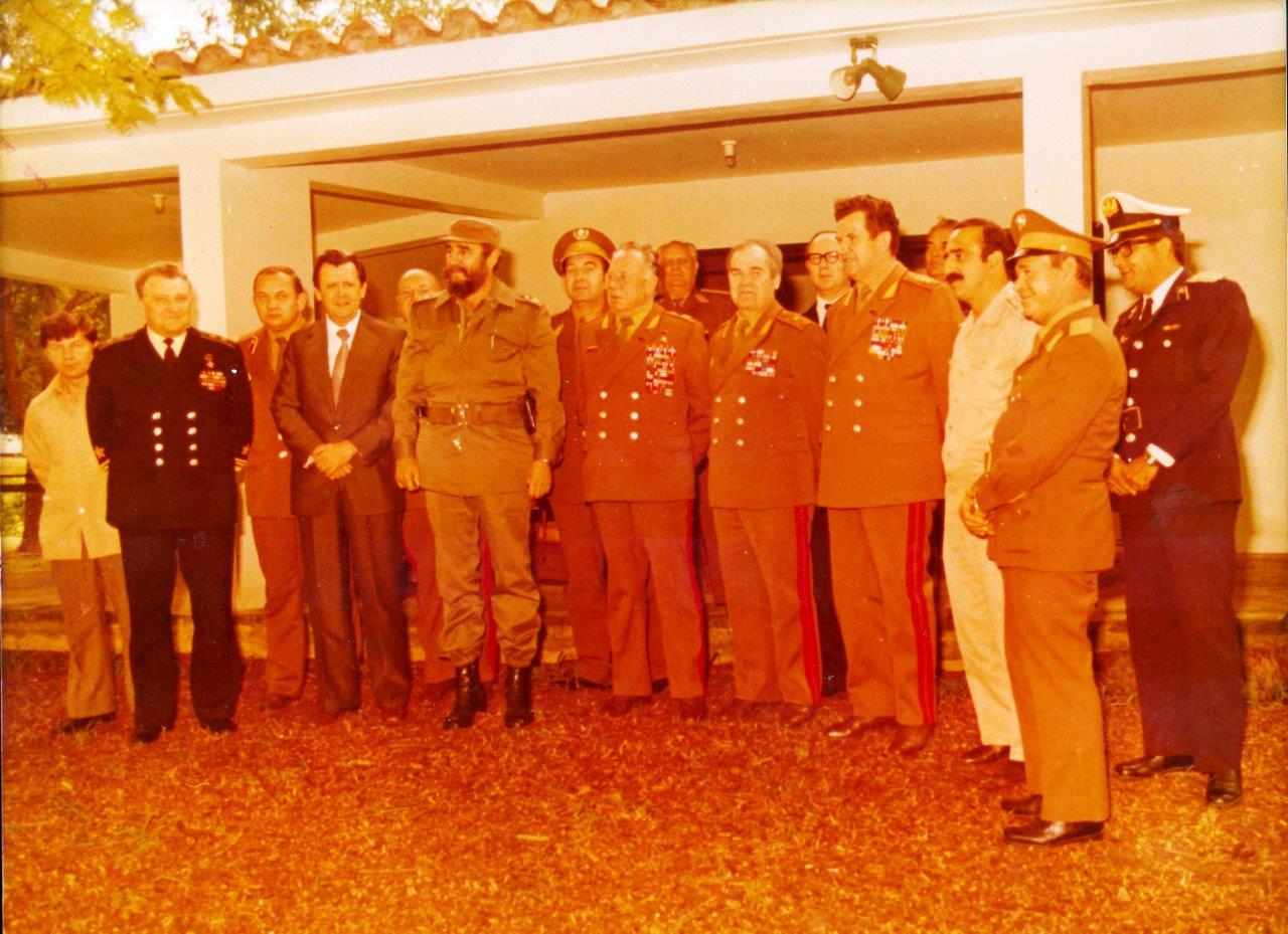 Фото 4.  Главнокомандующий Революционными вооруженными силами (РВС) Кубы команданте  Фидель Кастро сфотографировался с советской военной делегацией.