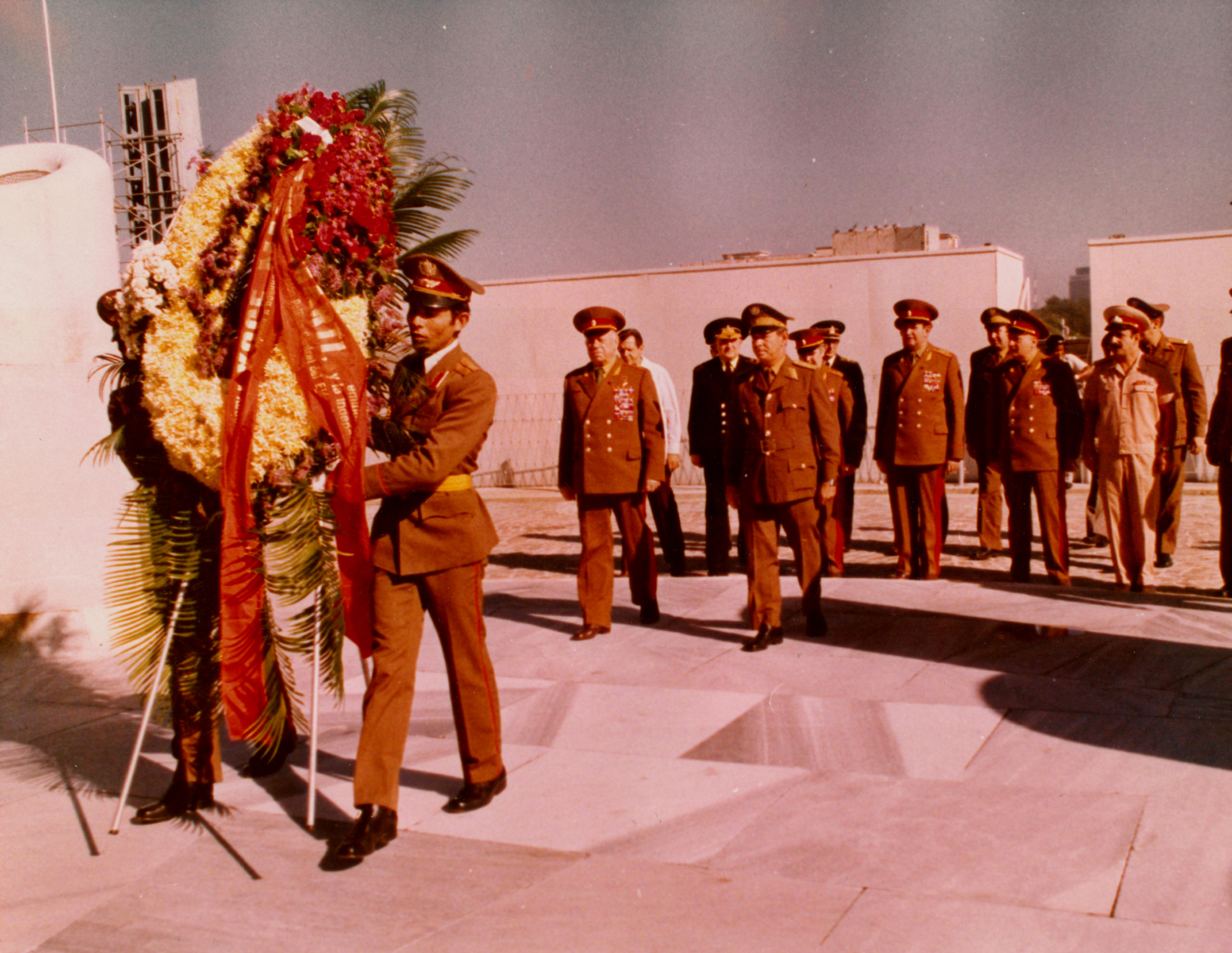 Фото 5.  Генерал армии А.А. Епишев и члены советской военной делегации возлагают венок к мемориалу советским воинам.