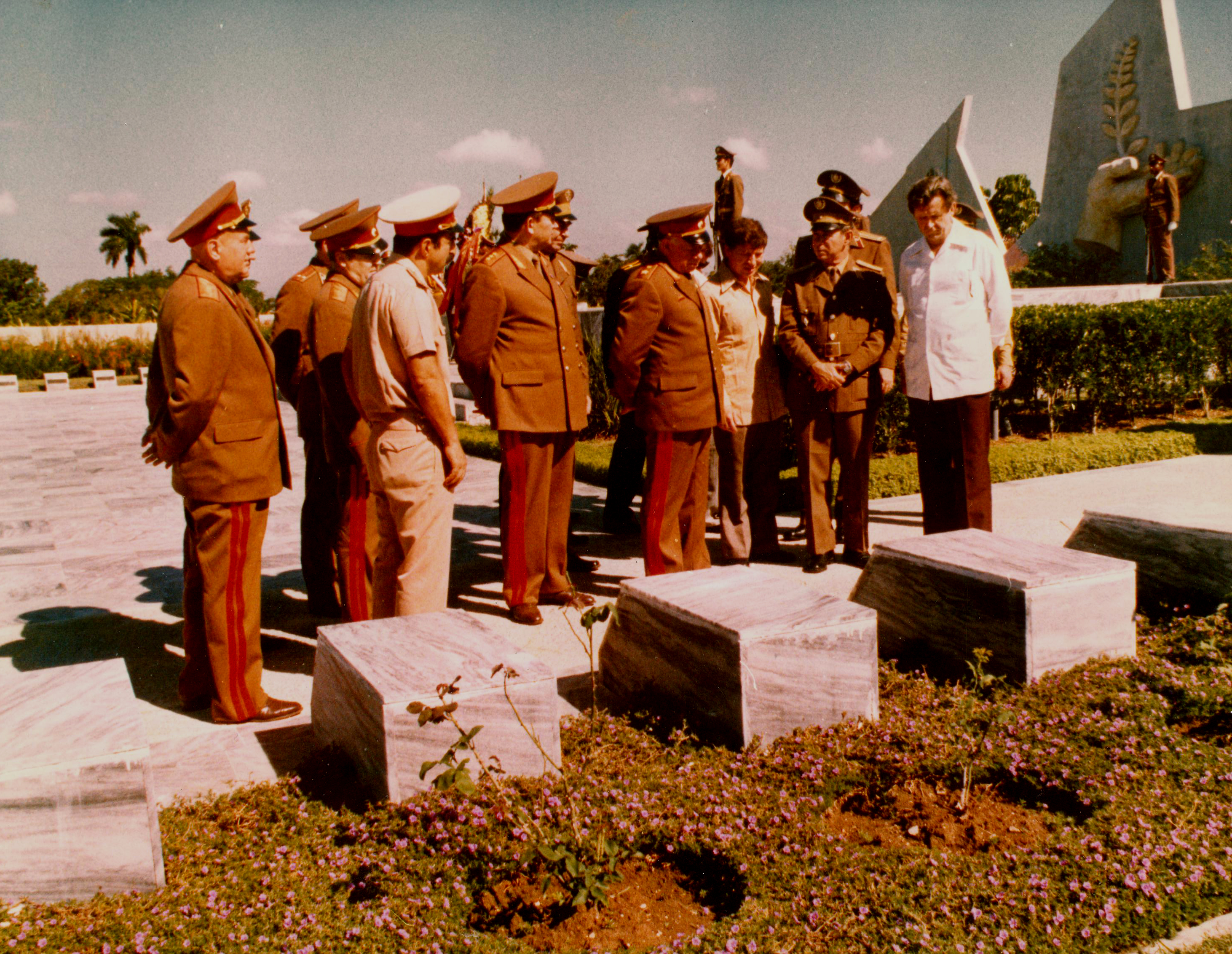 Фото 6. Захоронения советских воинов. Весь мемориал из красивого гранита,  запасы которого найдены на острове Молодёжи (бывший остров Пинос).