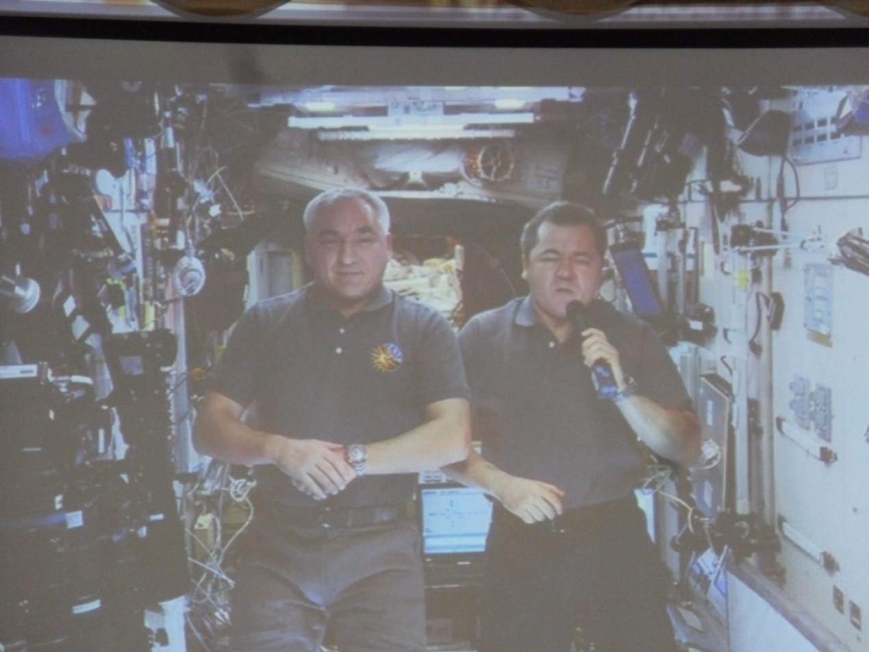 Приветствие с борта МКС космонавтов  Олега Скрипочки  и Александра Скворцова