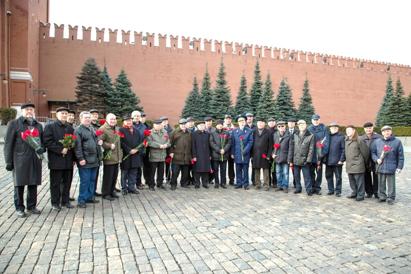 На Красной площади у Кремля в день рождения Юрия Гагарина