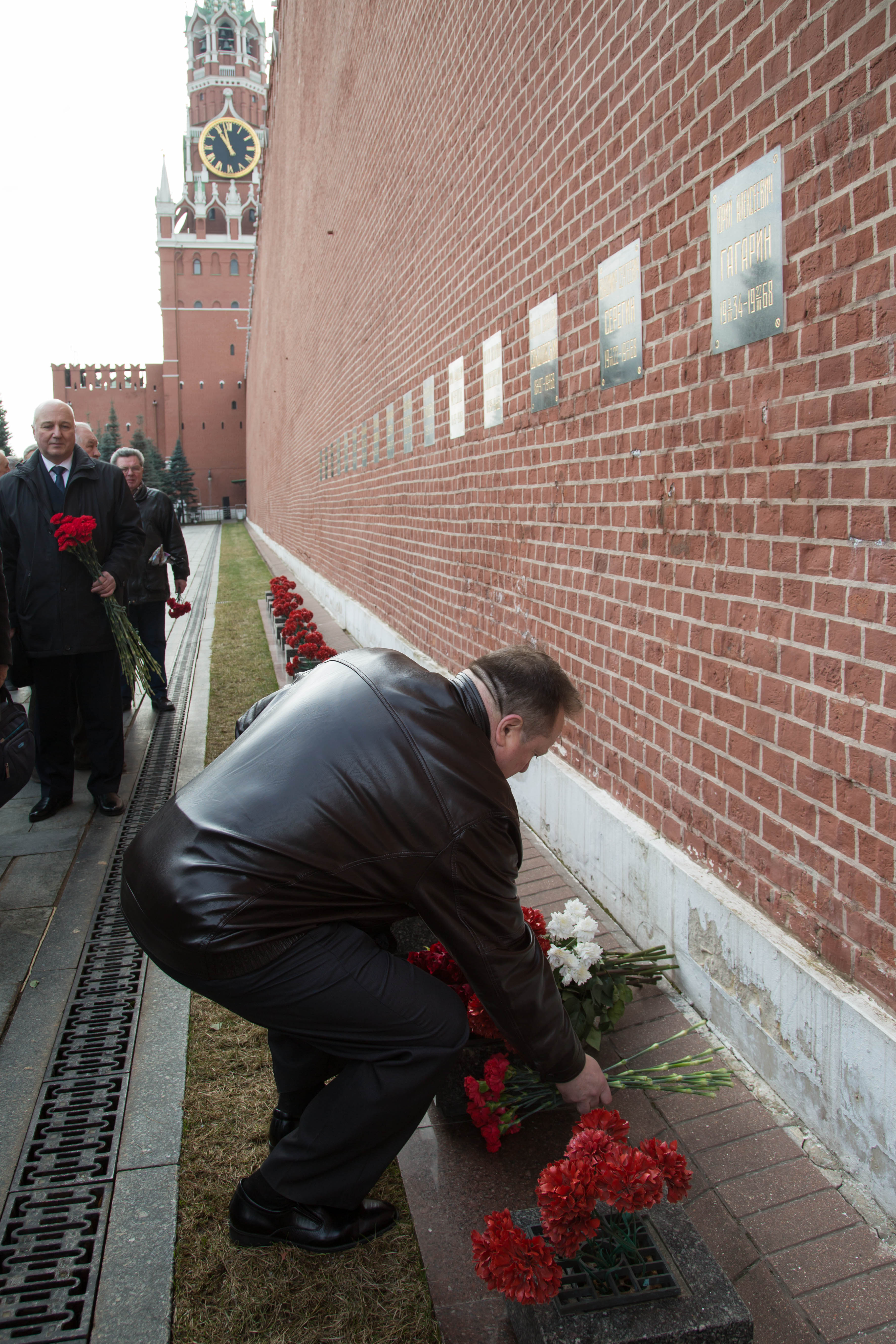Генерал-майор Байкин Владимир Андреевич возлагает цветы