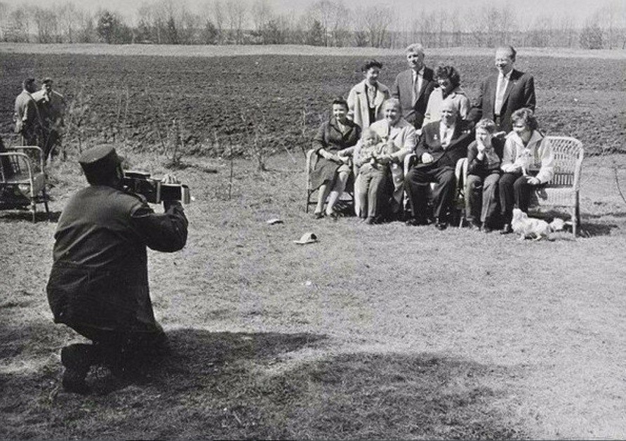 Фидель Кастро фотографирует семью Хрущева. СССР, 1963 год.