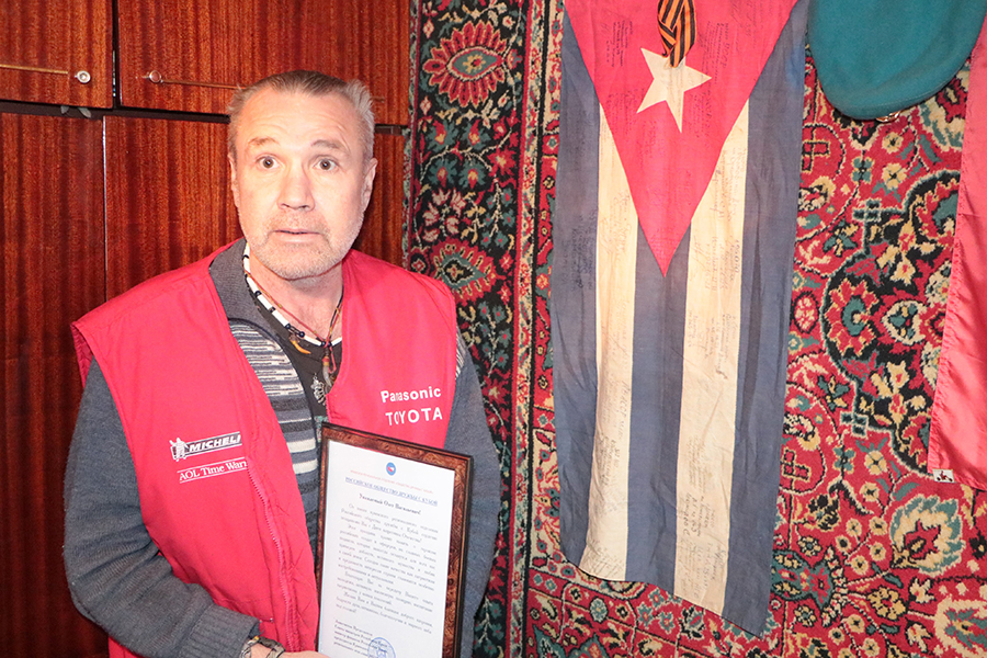 Ветеран с Кубинским флагом