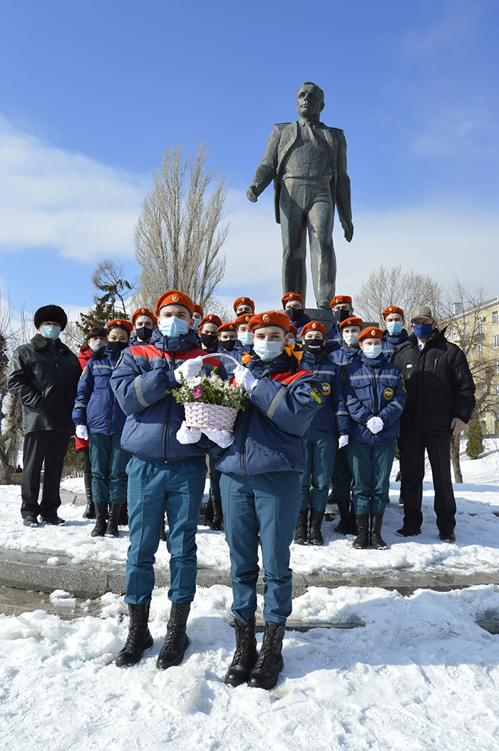 Ребята из Мчс у памятника Юрию Гагарину