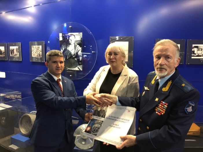 Ласо Феликс Вильтрес вручили представителю музея Первого полёта фотоальбом, посвящённый 60-летию пилотируемой космонавтики