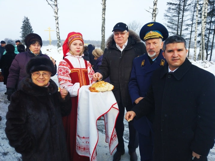 Традиционно на Смоленской земле по русскому обычаю
                        гостей встречают с хлебом-солью.