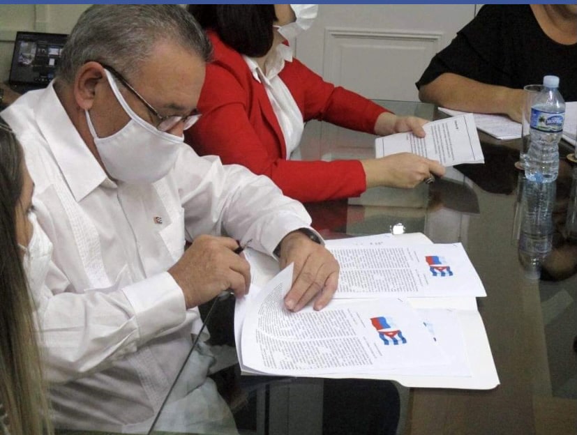 Подписание бумаг генеральным директором Кубинского фонда
                культурных ценностей Артуро Вальдес Курбейра