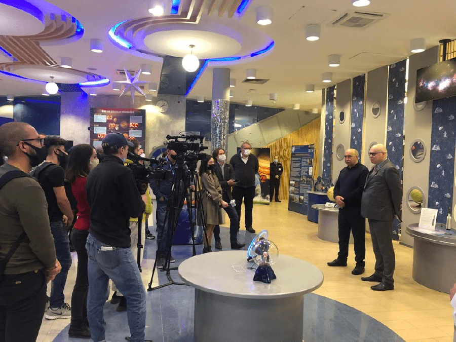 Алексей Лавров и Ильшат Гафуров дают комментарии на камеру местного телевидения 