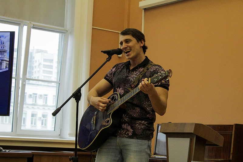 Парень играет на гитаре песни о Гагарине