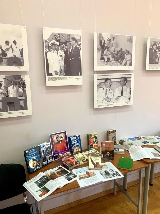 Фотографии в библиотеке и книги на столу связанные с Гагариным