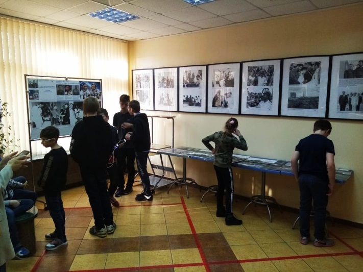Посетители Тематического вечера «Юрий Гагарин – человек мира» рассматривают фотографии на стенде