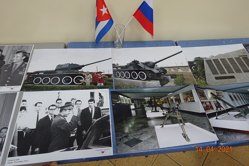 Фотографии с военной техникой и Гагариным на столе