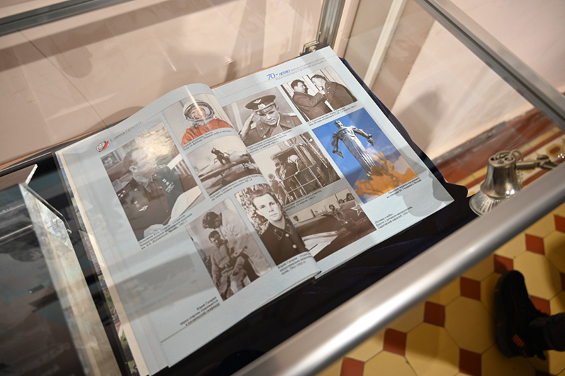 На витрине расположен фотоальбом с фотографиями Юрия Гагарина