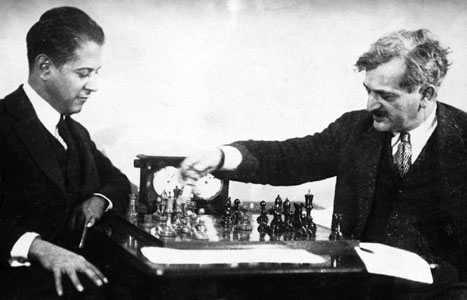 Хосе Рауль Капабланка и Эмануэль Ласкер играют матч
                                за звание чемпиона мира по шахматам. Гавана, 1921 г.