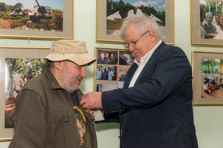 С.Богданов вручает А.Шаченкову медаль «50 лет РОДК».