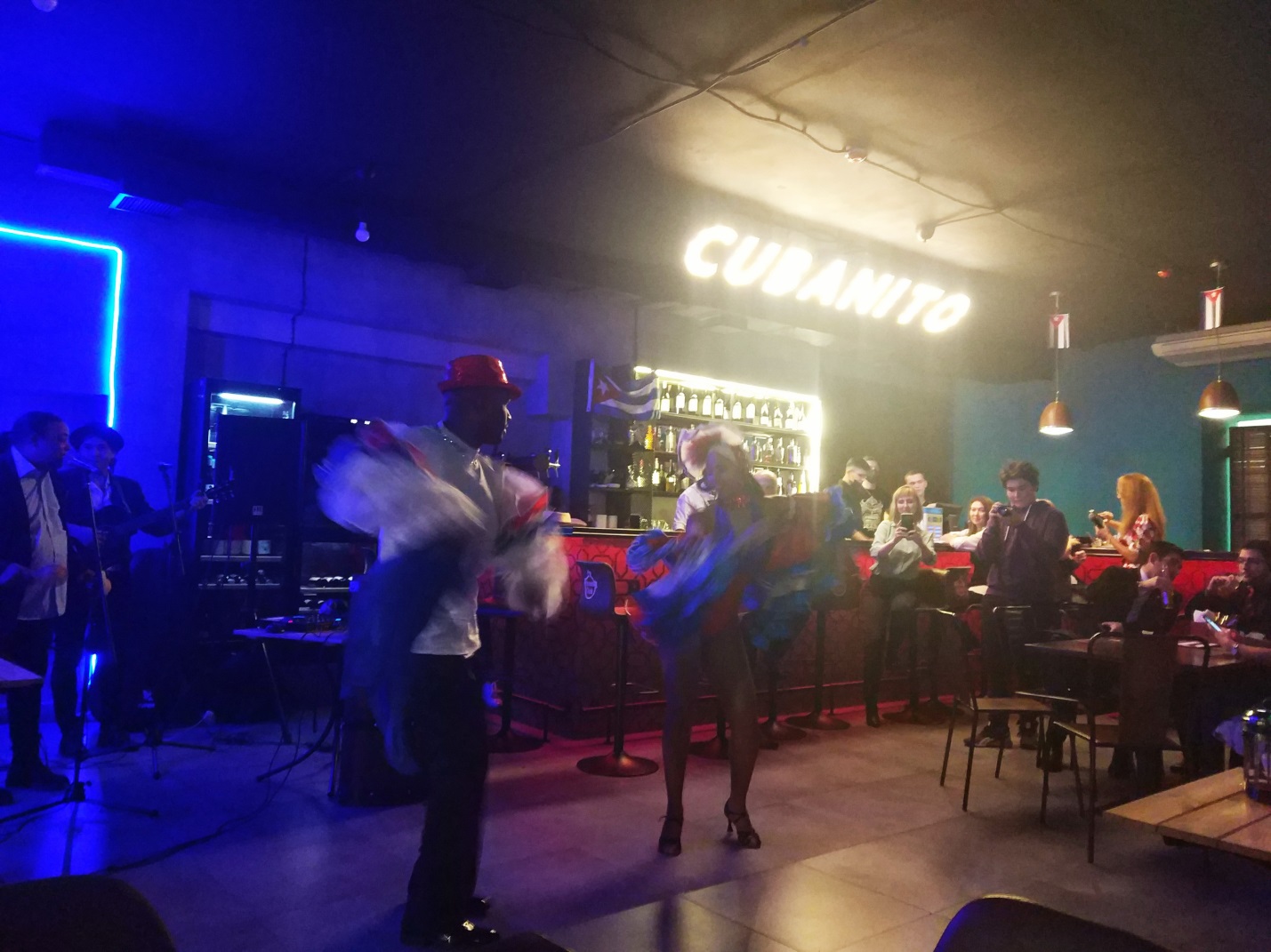 Пара танцует исполняя номер «Кубинская атмосфера»