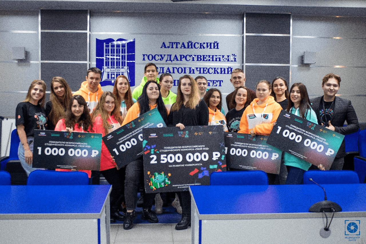 Ребята-победители с чеками на несколько миллионов рублей
