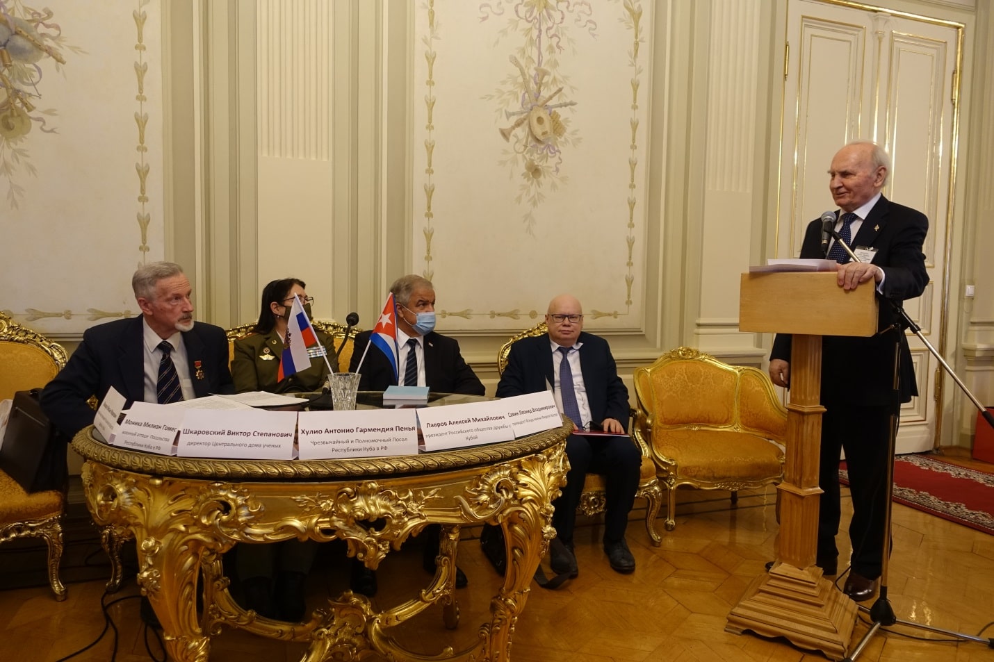 Директор ЦДУ Виктор Иванович Шкаровский выступает с приветственным словом  на заседании Круглого  стола.