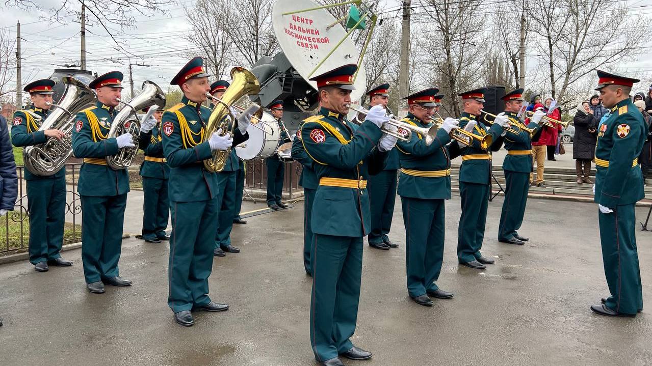 На фото Симферопольский военный оркестр исполняет мелодию