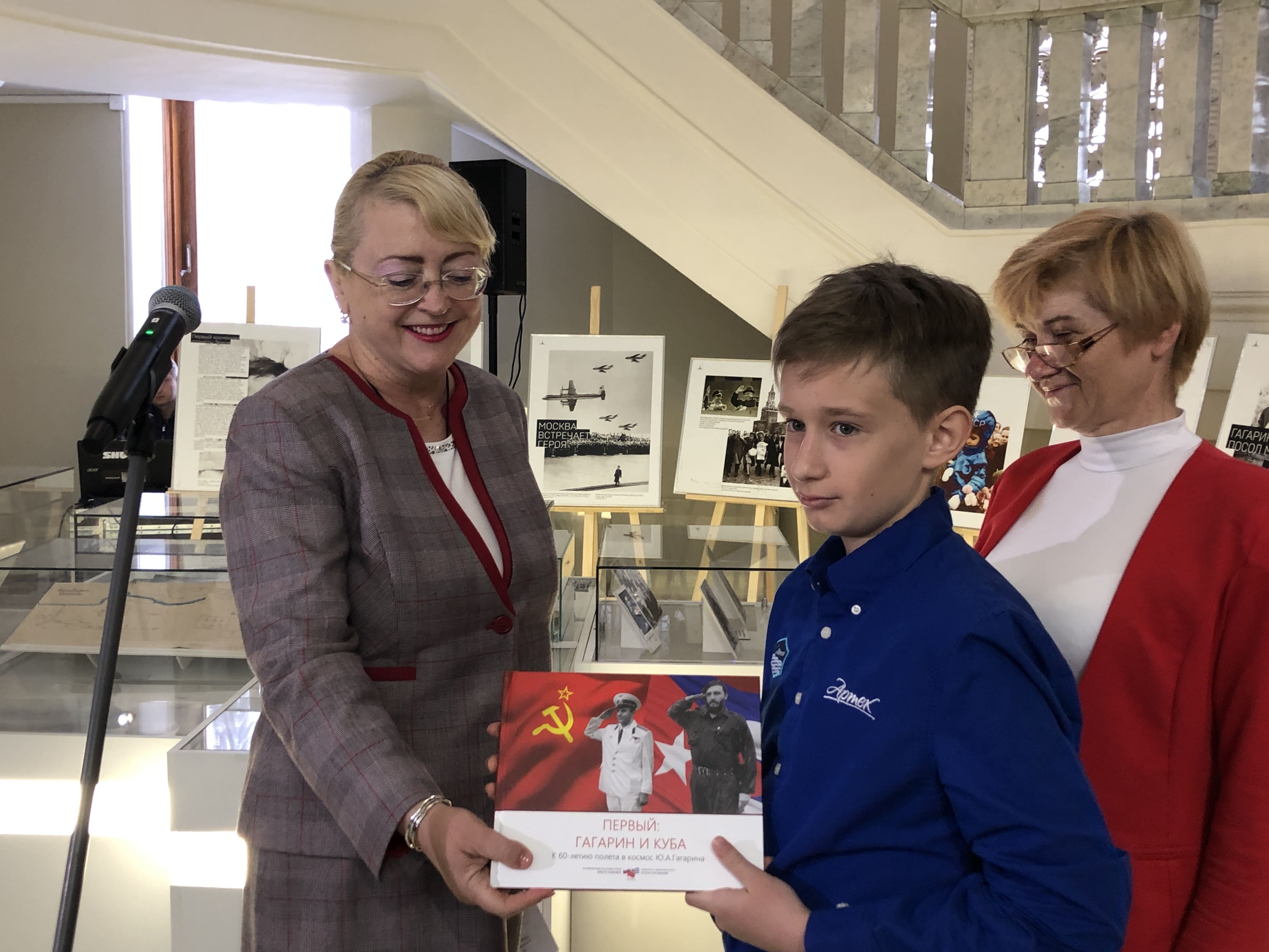 На фото Ирина Кивико вручает книгу 'Первый:Гагарин и Куба' ребенку