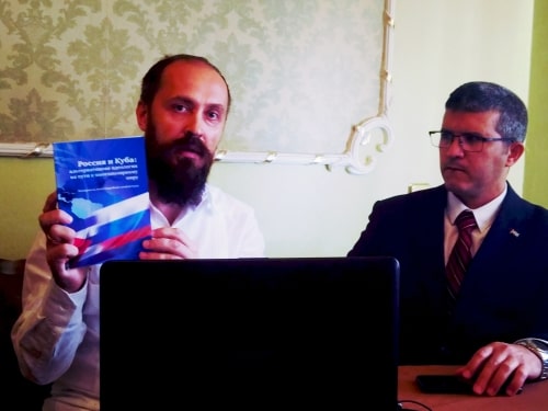На фото Леонид Владимирович Савин показывает книгу 'Россия и Куба', а Маркос Ласо Вильтрес на него смотрит