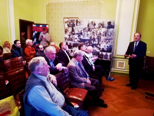 На фото выступает Виктор Шабрин перед собравшимися слушателями в небольшом зале