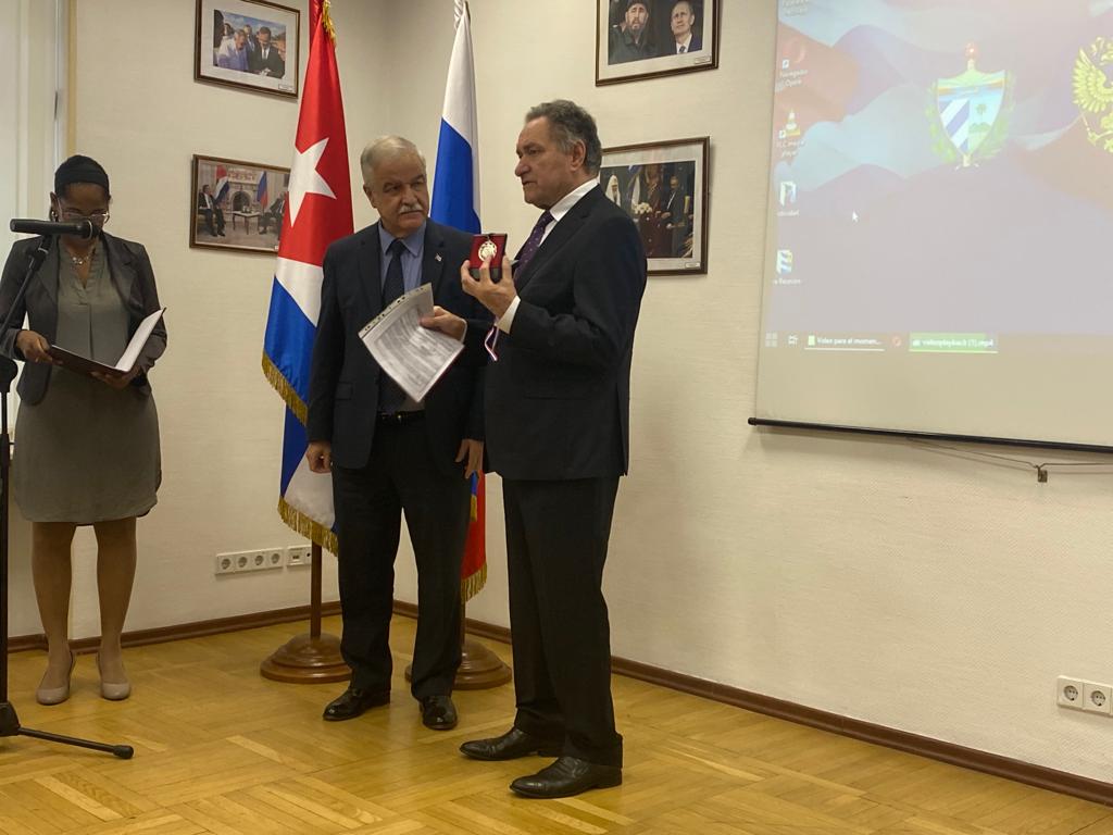 На фото проходит Награждение Награждение В.И. Авдеева послом Кубы в РФ Хулио Антонио Гармендия Пенья