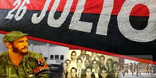 На фото:Баннер 26 июля в красно-черных тонах и Фидель Кастро в военной форме