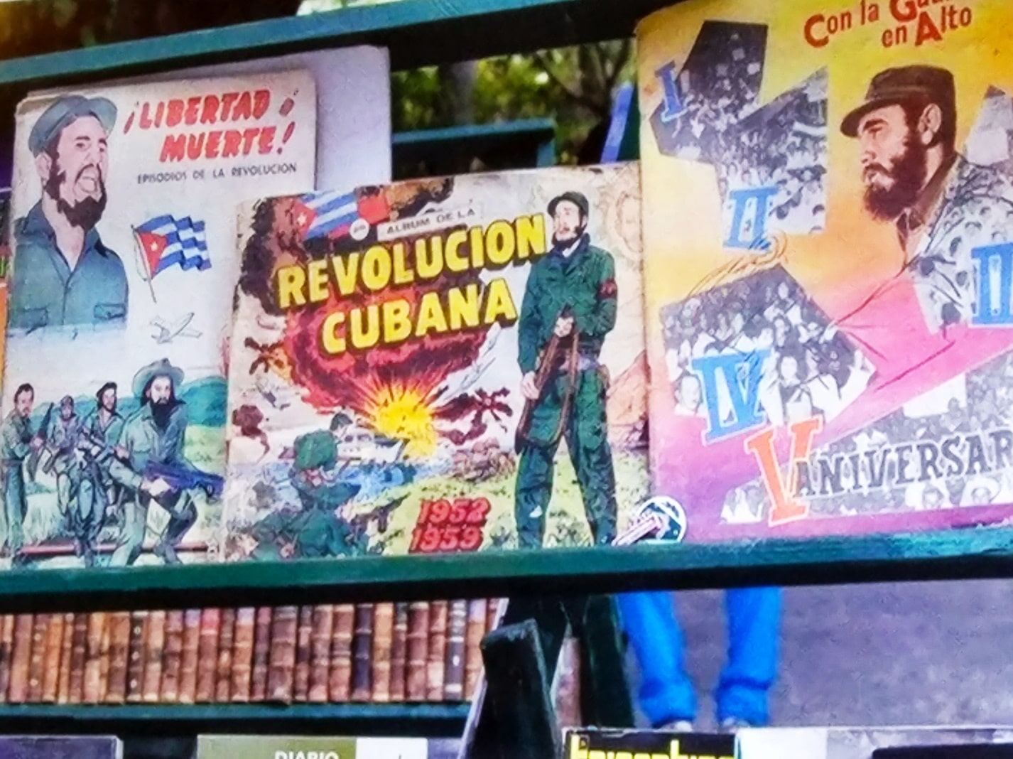 На фото: Фидель Кастро нарисованный на книжках