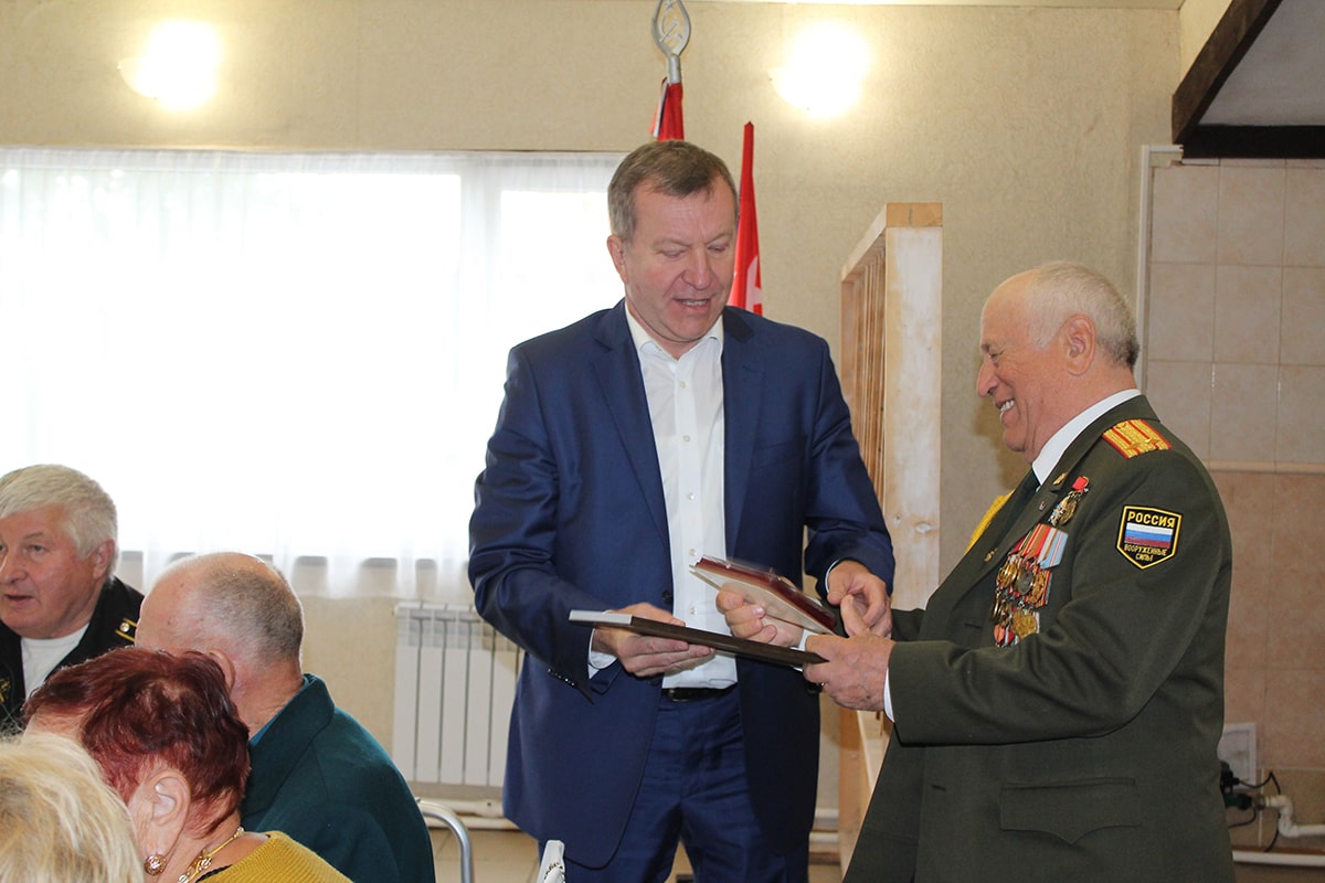 Андрей Пшеницын и ветеран с медалью, грамотой в руках