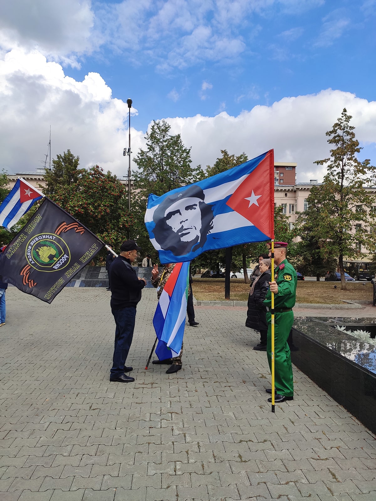 Фото с флагами Кубы и Танковых войск