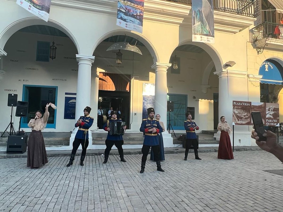 Фото музыкального коллектива выступающего на улицах Гаваны