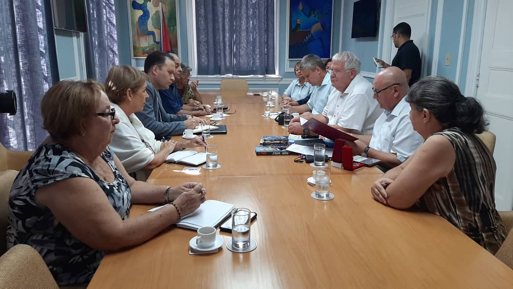 Совместное фото делегации РОДК с представителями Союза писателей и художников Кубы