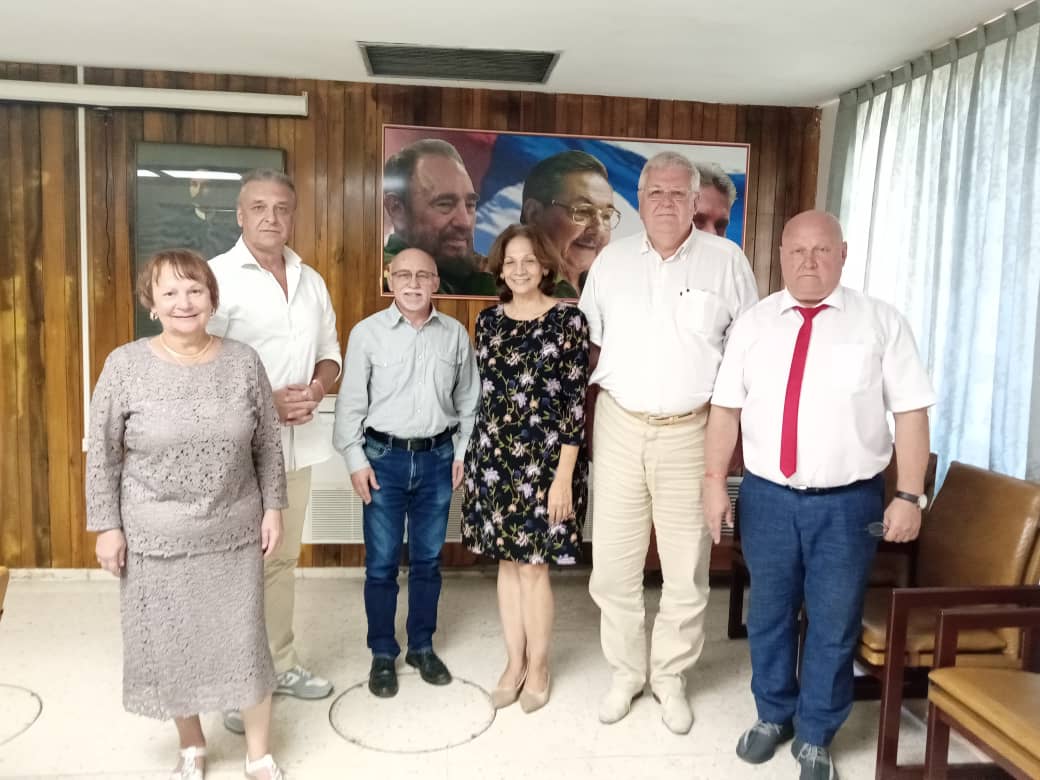 Совместное фото с представителями ЦК Компартии Кубы