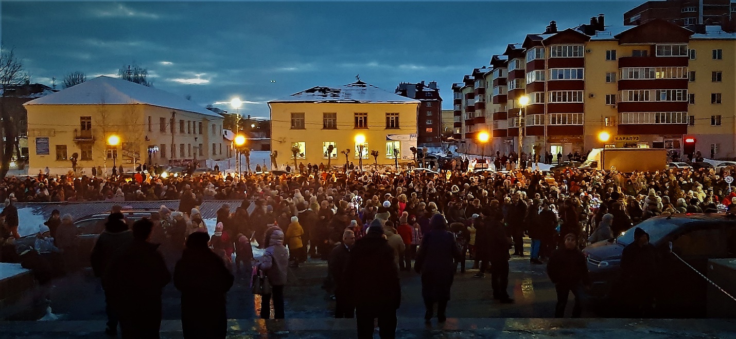 Вечерняя площадь перед Домом культуры «Комсомолец». Юбилейные мероприятия продолжаются.