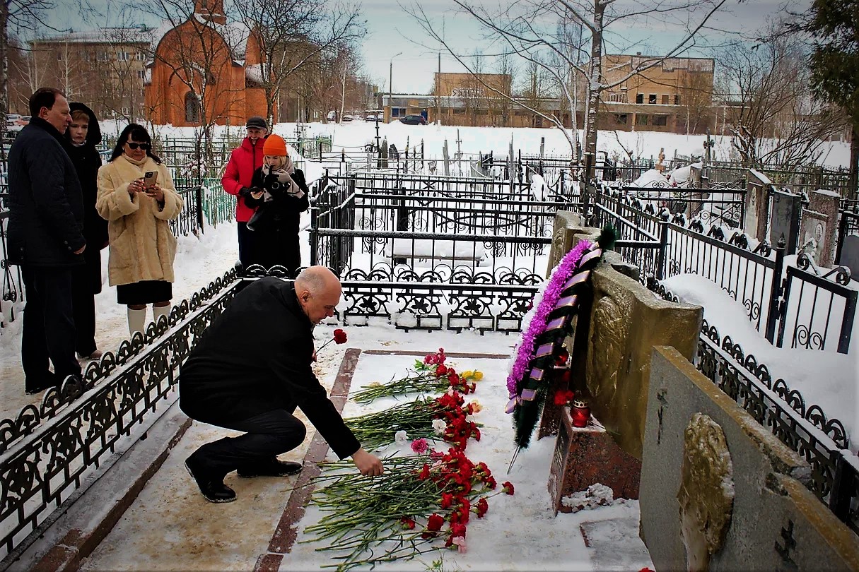 Вице-президент РОДК Мануйлов Н. Е. возлагает цветы к некрополю семьи Гагариных на Пречистенском кладбище г. Гагарин Смоленской области