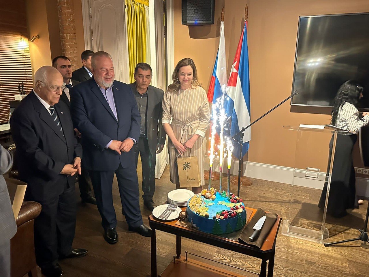 Мануэль Марерро Крус с представителями РОДК наблюдает за фейерверком из торта с изображением острова Кубы