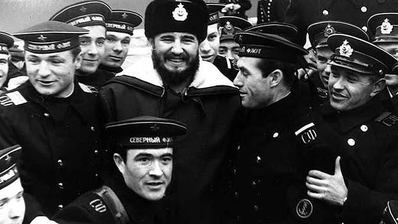 Фидель Кастро с советскими моряками в Северодвинске