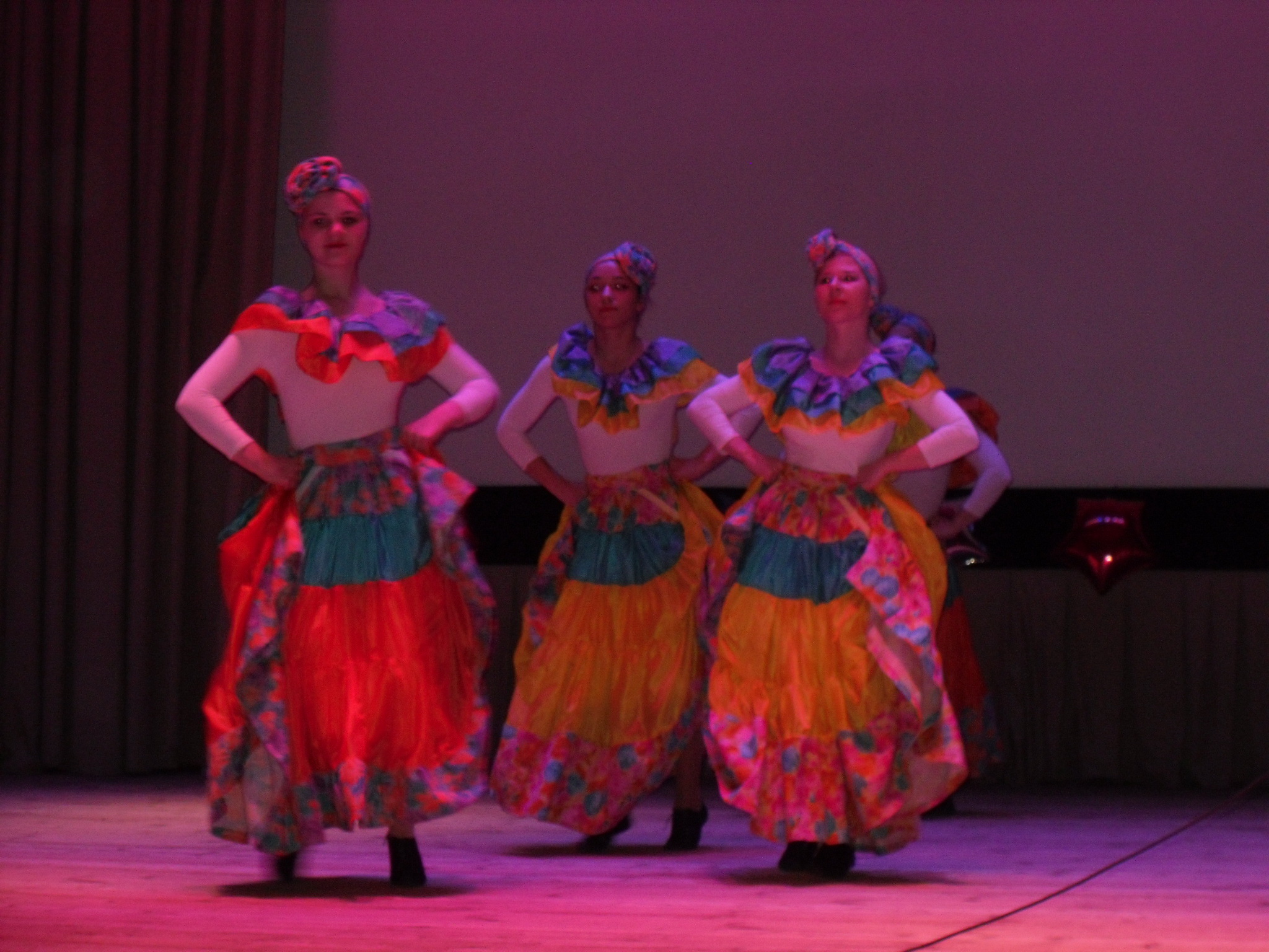 Кубинский народный танец. Национальные кубинские танцы. Кубинские костюмы для танцев. Кубинский народный костюм для танца.